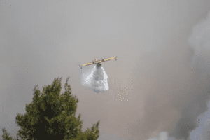 Grecia, un aereo si schianta mentre spegne un incendio boschivo sull’isola di Eubea – Video