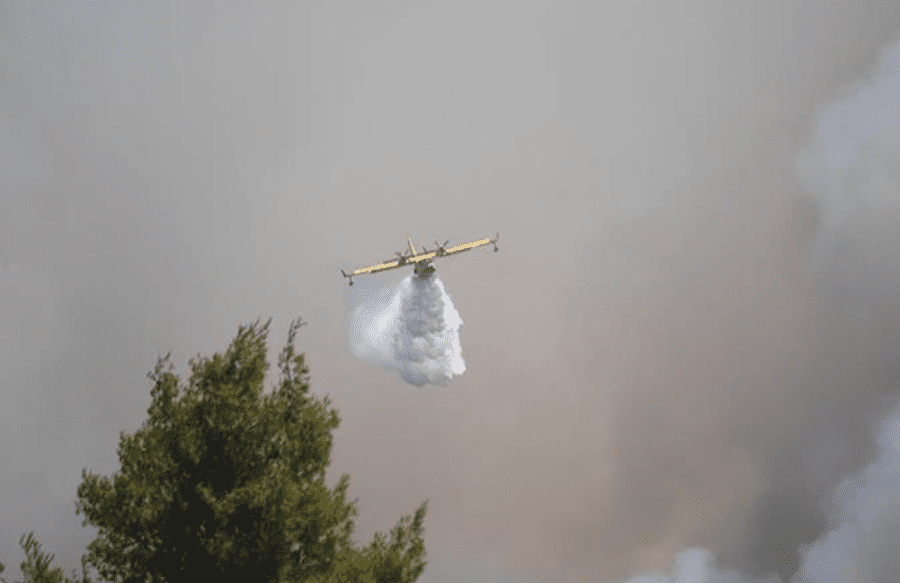 Grecia, un aereo si schianta mentre spegne un incendio boschivo sull’isola di Eubea – Video