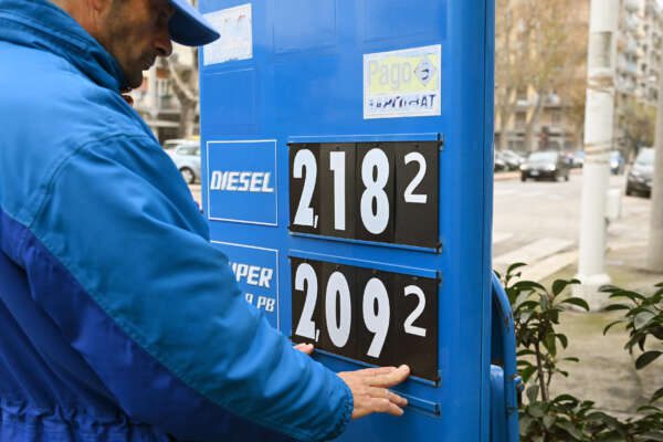 STAZIONE DI SERVIZIO AREA RIFORNIMENTO CARBURANTE POMPA DI BENZINA BENZINAIO DIESEL RINCARO RINCARI AUMENTO PREZZO PREZZI