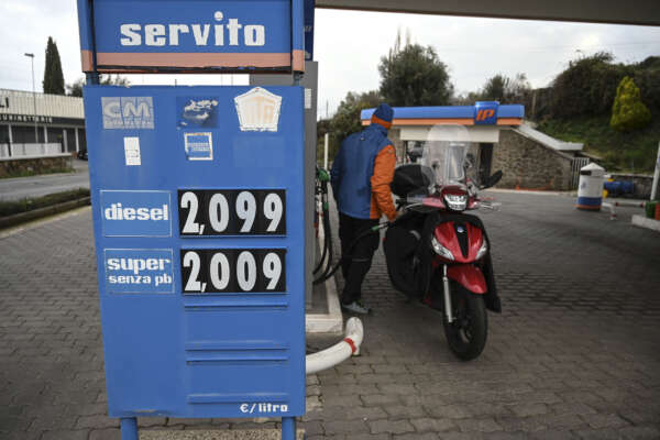 STAZIONE DI SERVIZIO AREA RIFORNIMENTO CARBURANTE POMPA DI BENZINA BENZINAIO DIESEL RINCARO RINCARI AUMENTO PREZZO PREZZI CARO IP