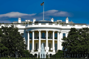 La premier Giorgia Meloni vola a Washington: Congresso e Casa Bianca, poi il party con le imprese La premier Giorgia Meloni vola a Washington: Congresso e Casa Bianca, poi il party con le imprese