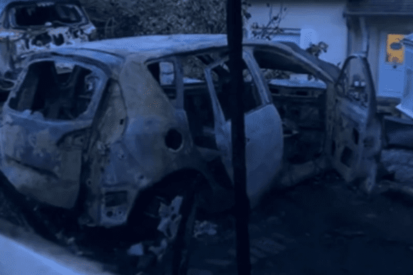 Francia, Borne e Darmanin dal sindaco di L’Haÿ-les-Roses, politica sotto choc per l’attentato. E intanto l’associazione dei sindaci si mobilita