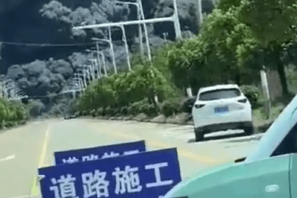 Cina, disastroso incendio devasta un impianto chimico a Guixi