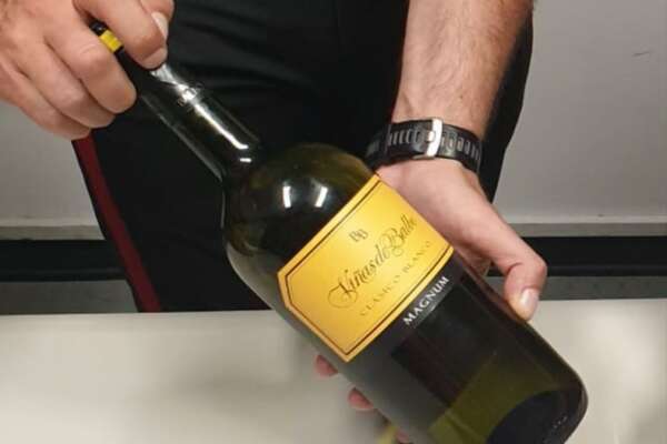 Un litro di cocaina liquida in una bottiglia di vino: la nuova frontiera del trasporto della “neve”