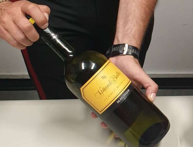 Un litro di cocaina liquida in una bottiglia di vino: la nuova frontiera del trasporto della “neve”