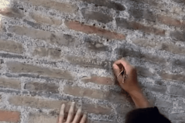 Colosseo: sfregiato di nuovo. Stavolta è una turista svizzera ad incidere la sua iniziale