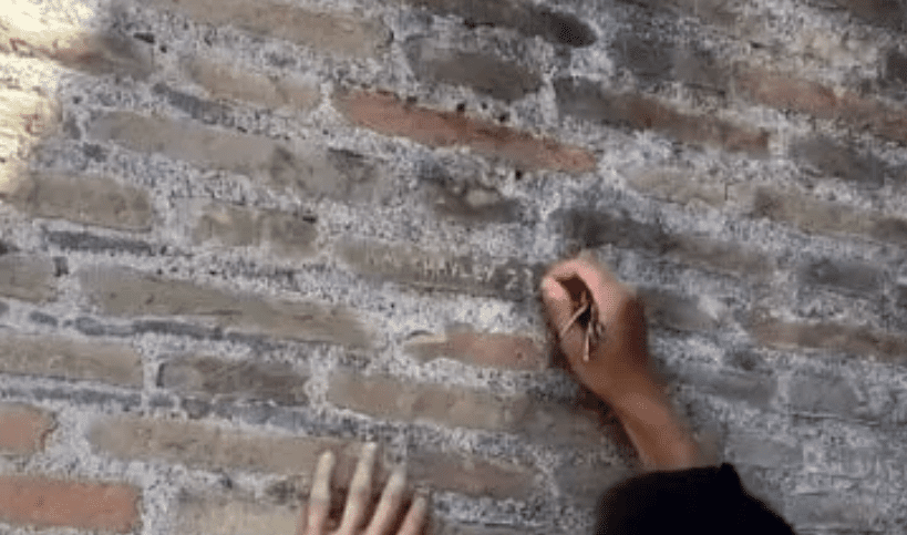 Colosseo: sfregiato di nuovo. Stavolta è una turista svizzera ad incidere la sua iniziale