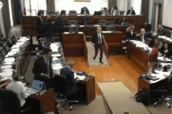 Toscana, il Pd chiede il congedo di paternità obbligatorio per consiglieri regionali e assessori. Iv si oppone: “Mai perdere la dignità”