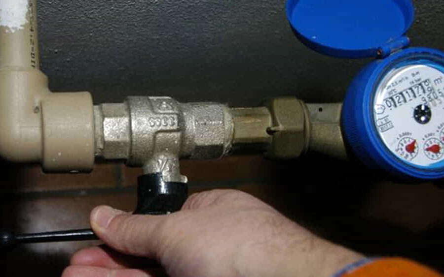 Il caso di un condominio e la supercazzola del contatore privato dell’acqua: esisteva ma non aveva valore perché non formalmente esistente