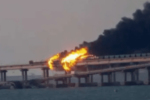 Ucraina, colpita una base militare in Crimea. Esploso un deposito di munizioni. Chiusa l’autostrada fra Kerch e Sebastopoli