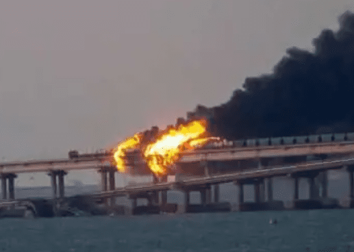 Ucraina, colpita una base militare in Crimea. Esploso un deposito di munizioni. Chiusa l’autostrada fra Kerch e Sebastopoli