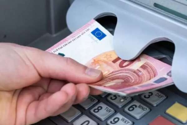 Colpo in banca da record a Napoli: banditi via con cassaforte vuota, bottino da 20 euro