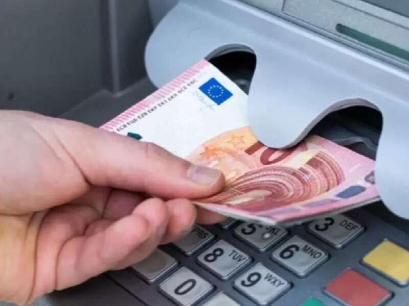 Colpo in banca da record a Napoli: banditi via con cassaforte vuota, bottino da 20 euro