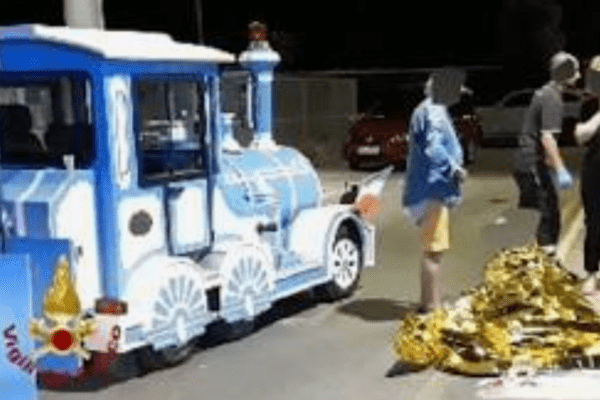 Eraclea, attimi di panico: si rovescia trenino turistico. Diversi bambini erano a bordo, 14 feriti