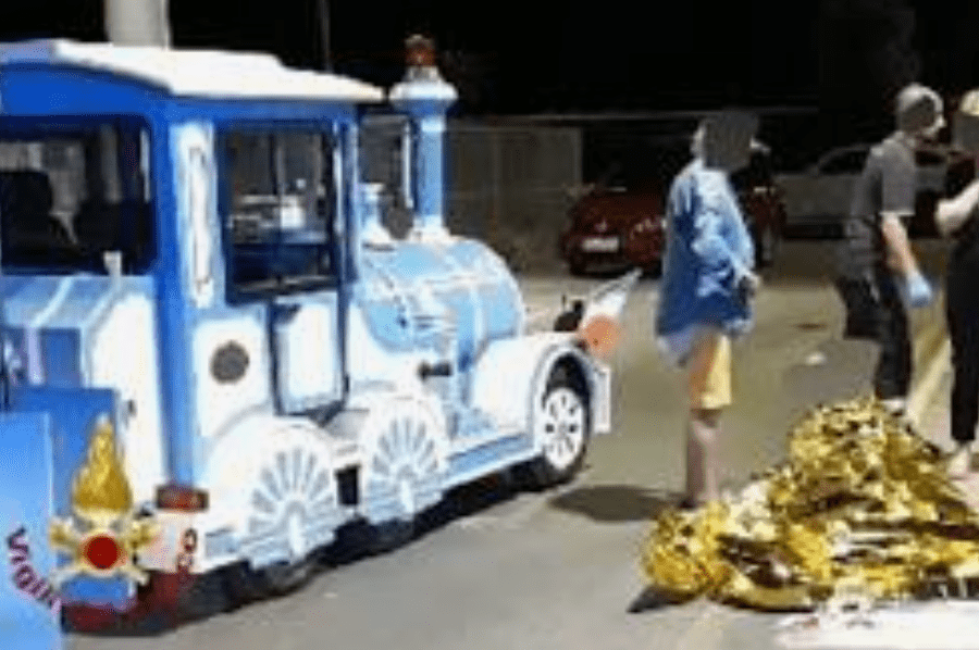 Eraclea, attimi di panico: si rovescia trenino turistico. Diversi bambini erano a bordo, 14 feriti