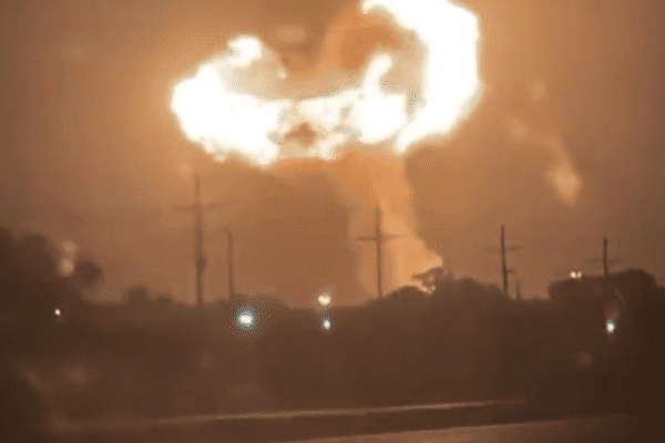 Video. Esplosione nello stabilimento Dow Chemical di Plaquemine, in Louisiana: il cielo si illumina nella notte