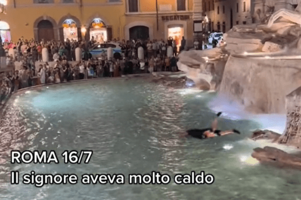 Roma, un classico dell’estate romana: un turista si tuffa nella Fontana di Trevi. Pronto l’intervento della Polizia della Capitale