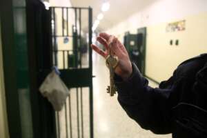 Reggio Emilia, denuncia di torture, lesioni e falso in atto pubblico all’interno del carcere. Vicenda venuta a galla dopo il pestaggio di un detenuto tunisino