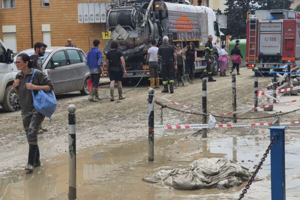 Foto Federico Baldoni/LaPresse
21 Maggio 2023 Forlì, Italia 
Cronaca
Emilia Romagna – la situazione distatrosa nella città di Forlì, le strade interrotte piene di fango e volotari in azione