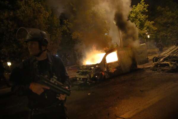 Francia, 471 gli arresti nella quarta notte di scontri. Saccheggi a Marsiglia. 12 feriti a Lione. Darmanin: “La Repubblica vincerà”