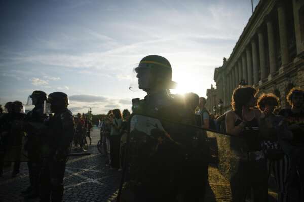 Francia, 25enne ferito negli scontri da un proiettile della polizia lotta tra la vita e la morte. La famiglia denuncia