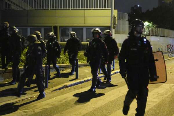 Francia, vola la colletta per i familiari del poliziotto di Nanterre: raccolto quasi un milione di euro