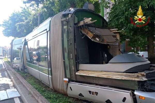 Milano, tram linea 15 deraglia e si schianta contro un albero. Le foto del mezzo ATM devastato Milano, tram linea 15 deraglia e si schianta contro un albero. Le foto del mezzo ATM devastato