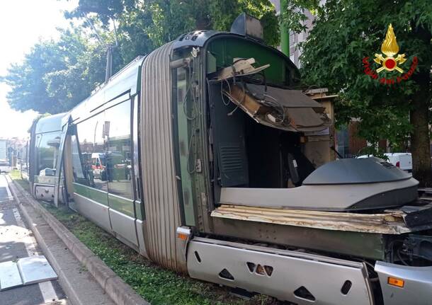 Milano, tram linea 15 deraglia e si schianta contro un albero. Le foto del mezzo ATM devastato