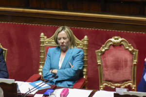 SANgiuliano, SANtanchè e SANtiago: Giorgia non sa più a che santo votarsi