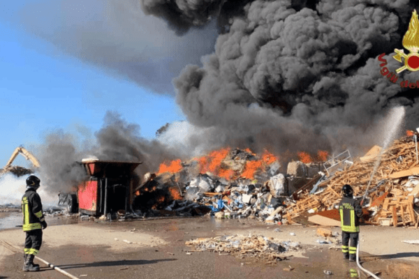 Roma, rifiuti in fiamme. Scoppia un incendio a Ciampino. Fumo nero nei pressi dell’aeroporto