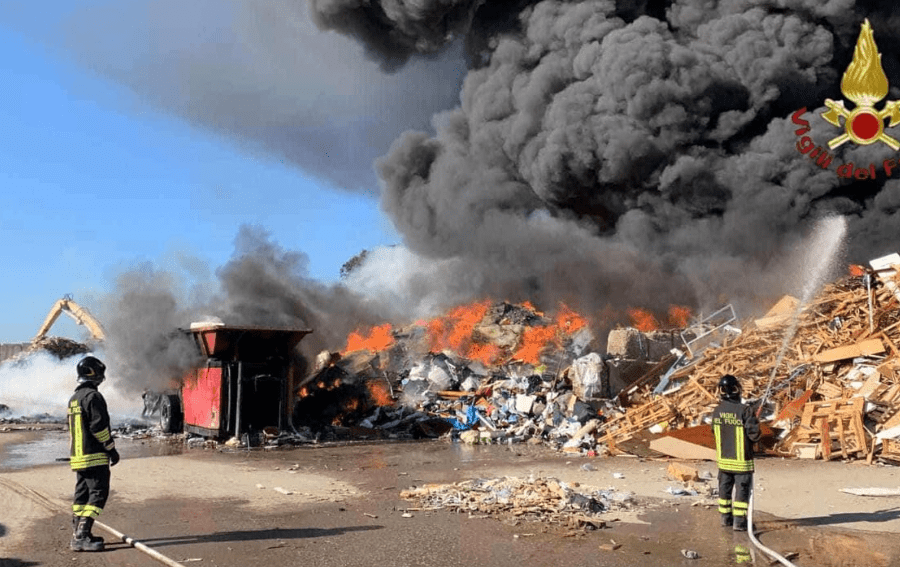 Roma, rifiuti in fiamme. Scoppia un incendio a Ciampino. Fumo nero nei pressi dell’aeroporto