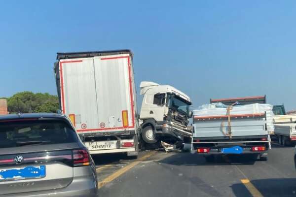 Tir sfonda barriere sull’Autolaghi, invade carreggiata opposta e travolge più mezzi: camionista vola dal finestrino, tre feriti (uno grave)