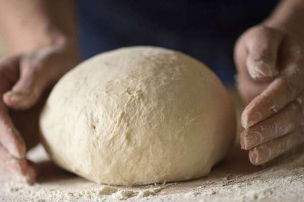 “Ci spiace ma non ti rinnoviamo il contratto” e l’ex fornaia rapina il panificio con due complici: arrestata mentre lavorava in un nuovo forno aperto da poco