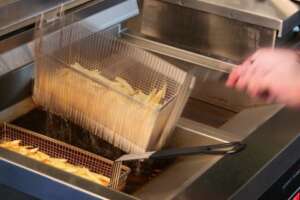 Bari, si frigge da McDonald’s: “in cucina temperature assurde”. Senza aria condizionata adeguata i dipendenti si sentono male