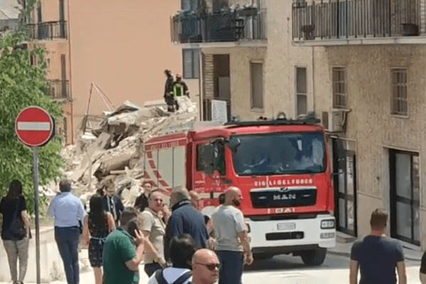 Matera, crolla una palazzina di due piani. Era in ristrutturazione. Salvi gli operai che erano in pausa pranzo. Un ferito