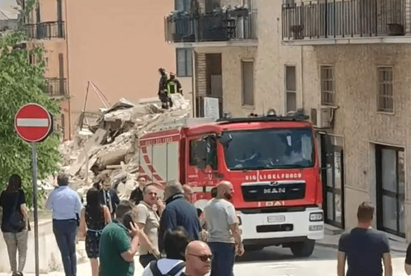 Matera, crolla una palazzina di due piani. Era in ristrutturazione. Salvi gli operai che erano in pausa pranzo. Un ferito