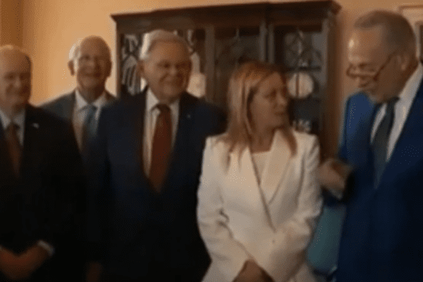 Video. Gaffe della sovranista Giorgia Meloni che non conosce il significato dei tre colori della bandiera italiana