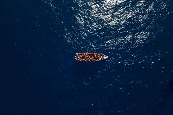 Migranti, in 550 soccorsi a largo di Lampedusa. Ma allo sbarco a Reggio Calabria la tragedia: c’è anche il cadavere di un bambino