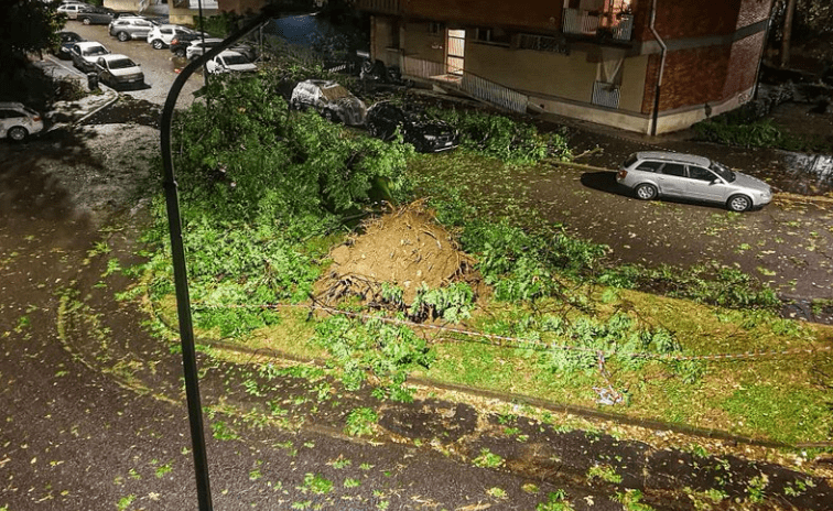 Milano, violento nubifragio nella notte: “un’apocalisse”. Linee Atm bloccate, caos viabilità e allagamenti in città