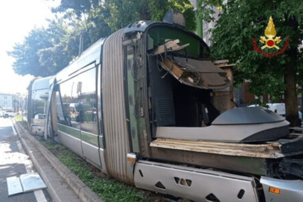 Milano, deraglia un tram in piazza Abbiategrasso. Sei i feriti Milano, deraglia un tram in piazza Abbiategrasso. Sei i feriti