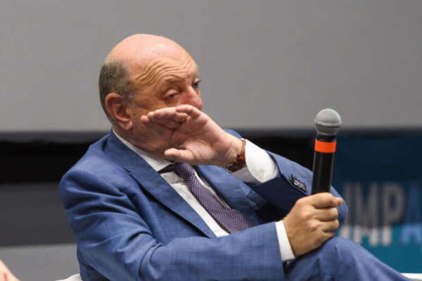 GILBERTO PICHETTO FRATIN SI COMMUOVE ASCOLTANDO LE PAURE PER LA SITUAZIONE DELL’AMBIENTR DI UNA DEL PUBBLICO