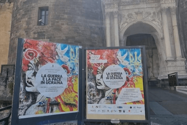 Napoli, vandali alla mostra per l’Ucraina, scritte pro Putin sui quadri