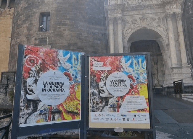 Napoli, vandali alla mostra per l’Ucraina, scritte pro Putin sui quadri