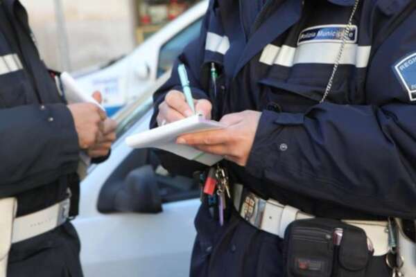 Roma, polizia locale: “Signorina preferisce pagare 29€ entro 5 giorni oppure..” E lei mangia la multa per divieto di sosta e la risputa ai piedi degli agenti allibiti