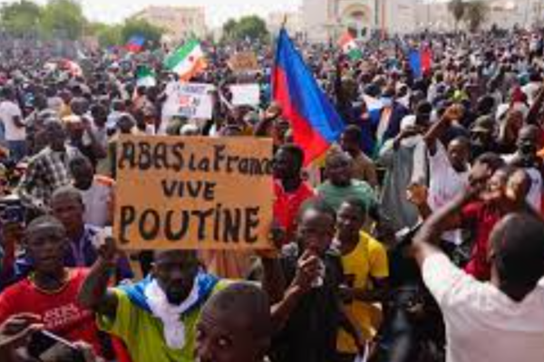 Niger, in migliaia davanti all’ambasciata francese. I manifestanti pro-golpe urlano: “Viva Putin” Niger, in migliaia davanti all’ambasciata francese. I manifestanti pro-golpe urlano: “Viva Putin”