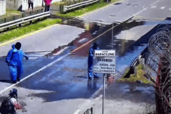 Valle di Susa, tensioni ai cantieri Tav. A San Didero manifestanti incappucciati lanciano pietre e bombe carta