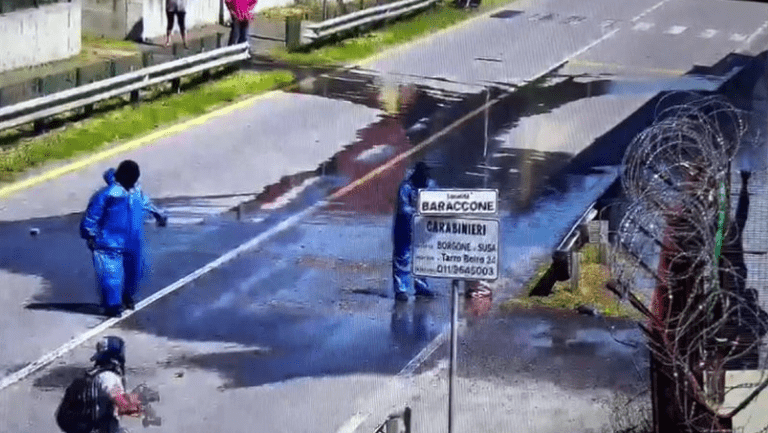 Valle di Susa, tensioni ai cantieri Tav. A San Didero manifestanti incappucciati lanciano pietre e bombe carta
