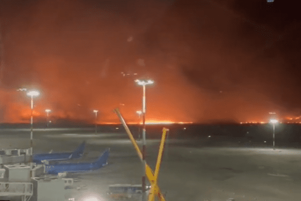 Incendio attorno all’aeroporto di Trapani: scalo chiuso e voli dirottati a Palermo. Roghi a Scopello