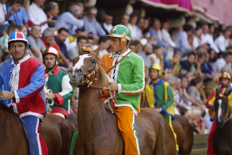 Foto Alessandro La Rocca/LaPresse
16-08-2019, Piazza del Campo- Siena
Cronaca
Palio Madonna dell’Assunta -Siena -2019
in the Photo:la contrada della Selva con il cavallo Remorex ed il fantino Giovanni Atzeni detto Tittia vince il Palio dlla madonna dell’Assunta 2019

Photo Alessandro La Rocca/ LaPresse
2019 16 August -Piazza del Campo -Siena- Tuscany, Italy
News
Palio Madonna dell’Assunta -Siena -2019
in the photo:la contrada della Selva con il cavallo Remorex ed il fantino Giovanni Atzeni detto Tittia vince il Palio dlla madonna dell’Assunta 2019