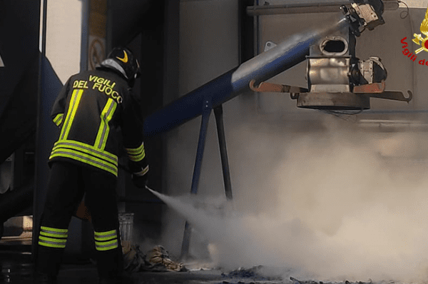 Pesaro Urbino, fiamme in una ditta di lavorazione metalli